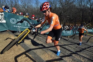 Marianne Vos vác xe vượt cầu thang trước sự bám đuổi của Lucinda Brand