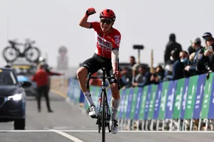 Maxim Van Gils ung dung về đích ở chặng 4