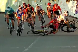 Pha té ngã của Sergio Higuita và Tobias Foss 