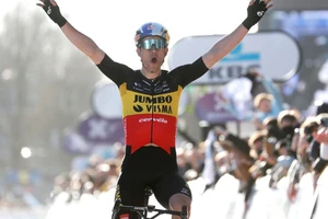 Wout van Aert giành chiến thắng Omloop Het Nieuwsblad 2022