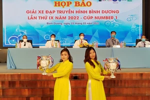 Ban tổ chức giới thiệu mẫu Cúp giải thưởng