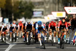 Kaden Groves (trái) đẩy xe giành chiến thắng ngoạn mục