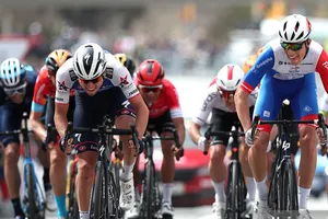 Andrea Bagioli (trái) tung nước rút chiến thắng chặng 7