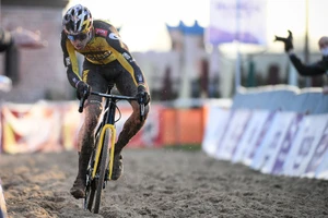 Wout Van Aert gần như không có đối thủ trên đường đua xe đạp việt dã