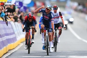 Mathieu van der Poel chiến thắng Tour of Flanders 2022