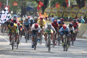 Màn so kè tốc độ tại đích đến. Ảnh: HOÀNG HÙNG