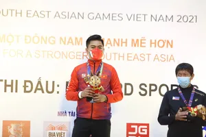 Nguyễn Trần Thanh Tự trên bục nhận huy chương