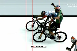 Hình ảnh Wout van Aert ăn mừng sớm