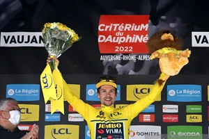 Primoz Roglic mặc áo vàng sau 7 chặng