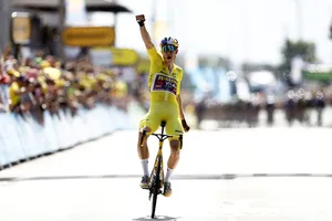 Wout van Aert một mình cán đích đầu tiên