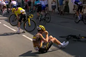 Các tay đua Jumbo-Visma liên tục bị tai nạn