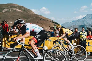 Pogacar đang nỗ lực tấn công áo vàng Vingegaard