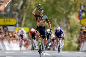 Christophe Laporte giơ tay ăn mừng chiến thắng