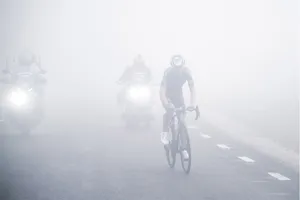 Các tay đua phải thi đấu trong mưa và sương mù