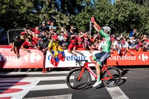  Mads Pedersen cán đích đầu tiên chặng 16