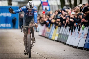 Mathieu van der Poel không ăn mừng tại đích đến