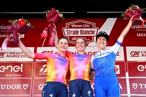 Kristen Faulkner (phải) bị tước hạng 3 Strade Bianche 2023