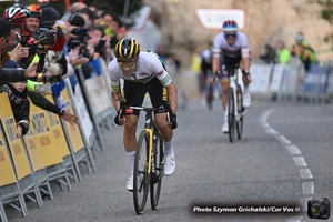 Primoz Roglic chiến thắng trong sự bất lực của Remco Evenepoel