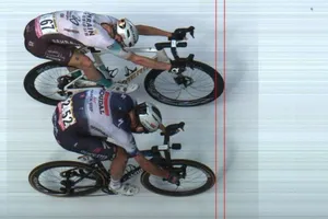 Trọng tài xác định Matej Mohoric (áo trắng) chiến thắng chặng 19