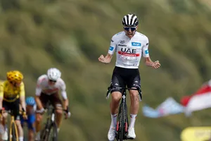 Tadej Pogacar vui mừng tại đích đến