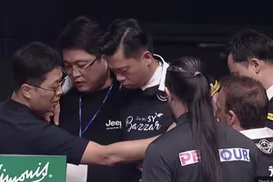 Dương Anh Vũ được dìu ra khỏi khu vực thi đấu