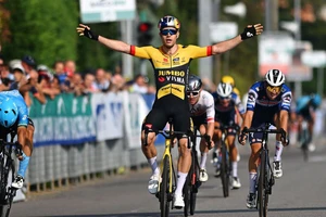 Wout van Aert giành chiến thắng