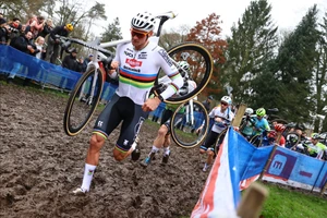 Mathieu van der Poel vác xe vượt qua đoạn đường khó