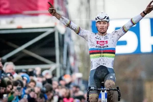 Mathieu van der Poel ăn mừng chiến thắng