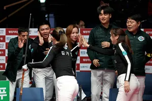 Niềm vui chiến thắng của đội Hana Card. Ảnh: Kim Young Hun