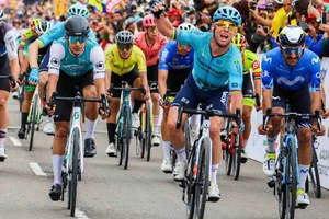  Mark Cavendish giơ tay ăn mừng chiến thắng