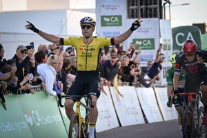 Wout van Aert giành chiến thắng đầu tiên trong mùa