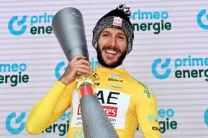 Adam Yates trên bục nhận áo vàng Tour de Suisse 2024