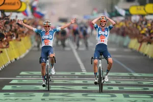 Hai tay đua đội DSM–Firmenich PostN mừng chiến thắng