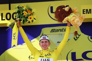 Tadej Pogacar vươn lên mặc áo vàng