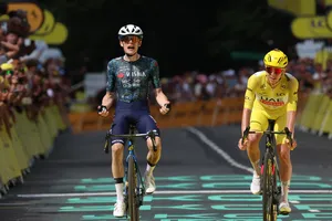 Jonas Vingegaard tung nước rút vượt qua Tadej Pogacar