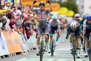 Jasper Philipsen thắng chặng
