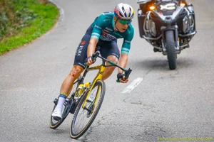 Wout van Aert đang đổ đèo