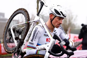 Mathieu van der Poel thể hiện nỗ lực lớn trên đường đua