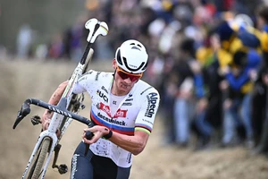 Mathieu van der Poel vừa trở lại thi đấu không lâu