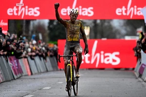 Wout van Aert lấm lem khi về đích