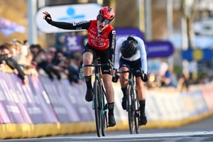 Lotte Claes thắng Omloop Het Nieuwsblad WE 2025