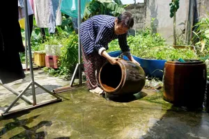 Người dân trên địa bàn tỉnh Tây Ninh vệ sinh lu chứa nước, loại bỏ nơi sinh sản của muỗi, diệt lăng quăng