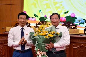 Đồng chí Nguyễn Mạnh Hùng, Phó Bí thư Thường trực Tỉnh ủy, Chủ tịch HĐND tỉnh Tây Ninh, tặng hoa chúc mừng đồng chí Lê Văn Hẳn