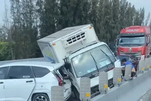 6 xe ô tô tông liên hoàn, cao tốc TPHCM - Trung Lương kẹt xe dài hơn 5km