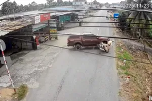 Hình ảnh ô tô 7 chỗ tông vào xe CSGT đang làm nhiệm vụ