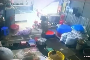 Người đàn ông dùng dao chém "vợ hờ" rồi tự sát 