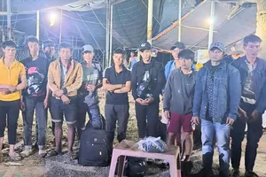 Nhóm người nhập cảnh trái phép từ Campuchia vào Việt Nam.