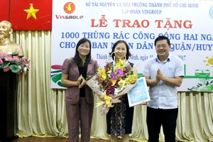 Trao 1.000 thùng rác công cộng cho 24 quận huyện