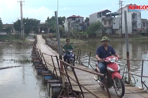 Cây cầu phao giữa thủ đô...quá tải