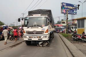 Va chạm với xe tải, 2 vợ chồng thương vong